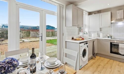 3 Bedroom House | Sleeps 5 Guests | 5 Beds | Parking | 2.1 miles to Etihad Stadium | Long Stays