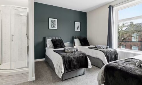 2 Bedroom House in Bury | Sleeps 6 Guests | 5 Beds | 2 Bathrooms | Free Parking | Fast WiF | 10 miles from MCR City Centre